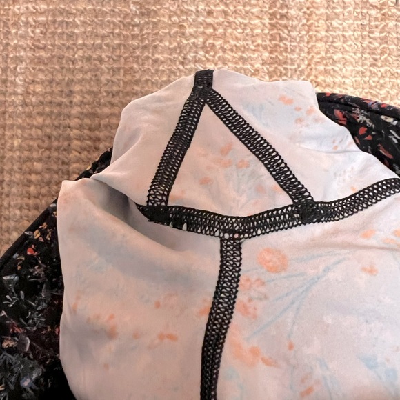 Lululemon Fast & Free 7/8 Tight II *Nulux 25"
Flowerescent Multi - Picture 4 of 4